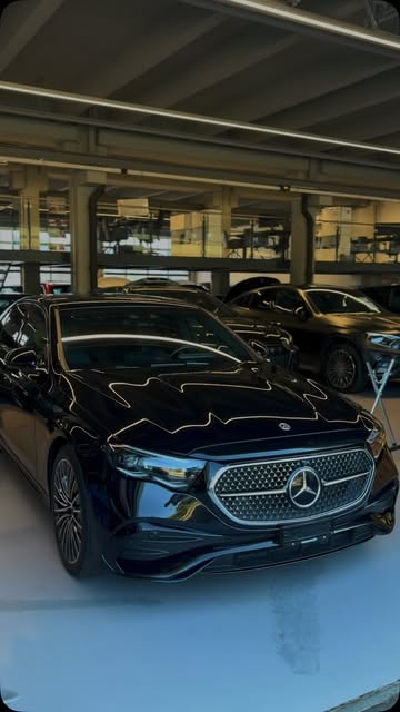 Schwarze Mercedes E-Klasse mit glänzendem Lack